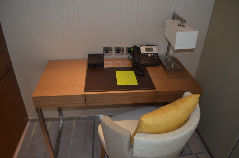 Emiri suite desk