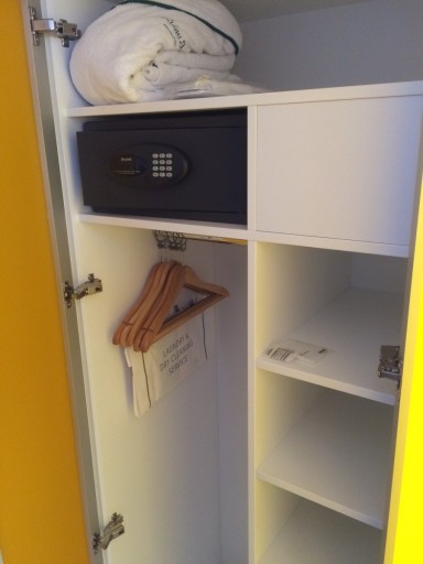 Holiday Inn Amsterdam - Closet Inside