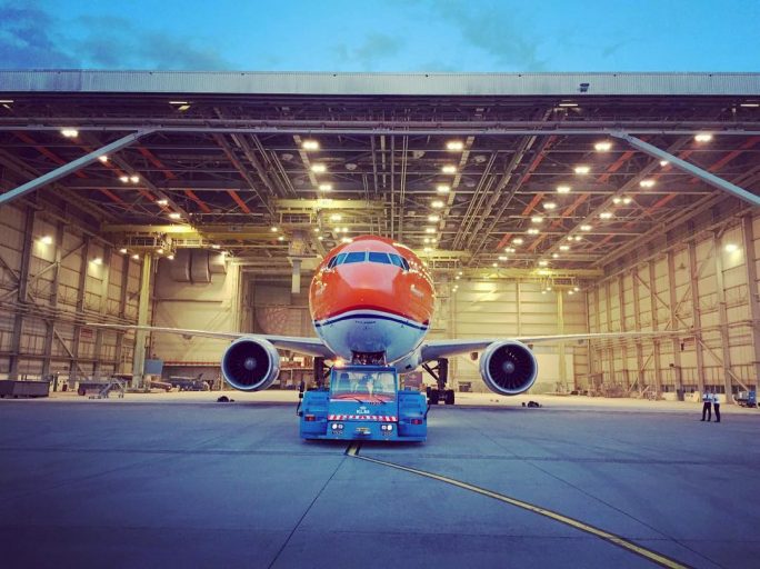 KLM 777 in oranje livery