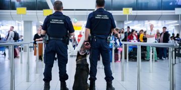 marechaussee controles op schiphol