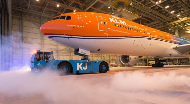 De KLM Boeing 777 in 'orange livery'