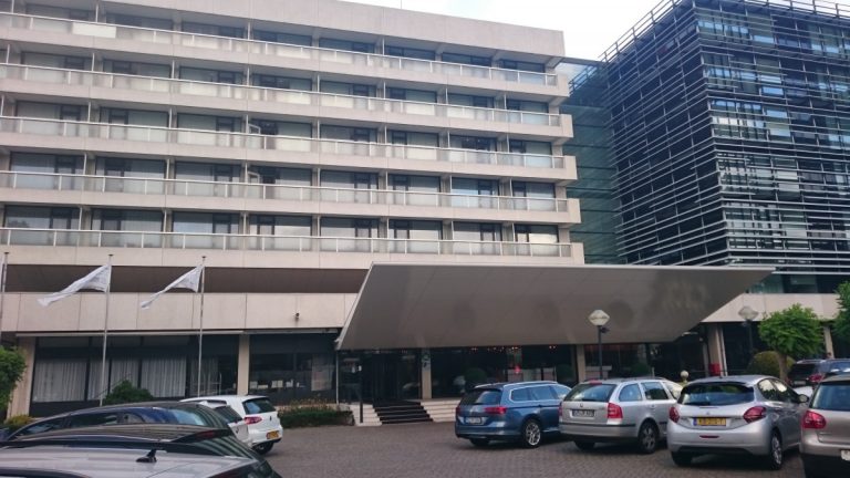 De blokkerige voorkant van het hotel