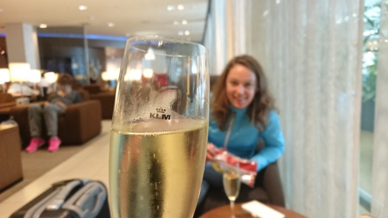 KLM Crown Lounge. Vakantie is begonnen, dus een glaasje bubbels!