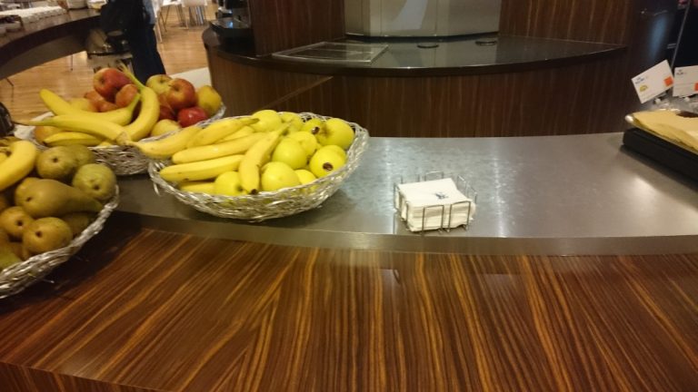 KLM Crown Lounge ontbijt fruit