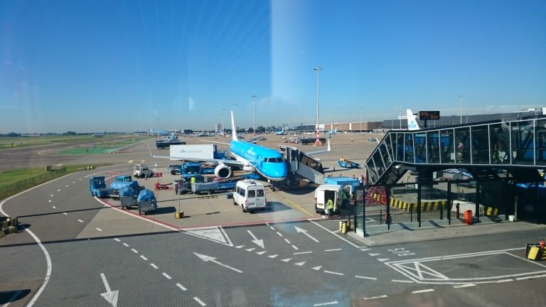 KLM Embraer 190, klaar voor vertrek op een zonovergoten Schiphol!