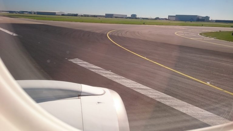 KLM Embraer 190, draait de startbaan op