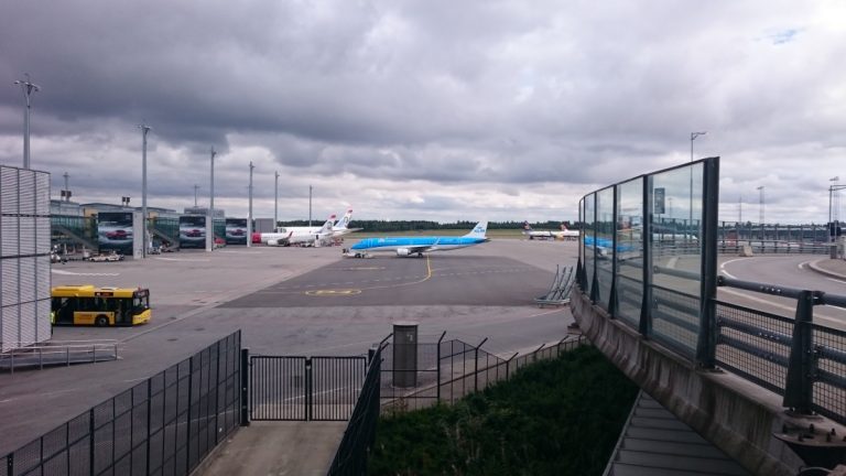 KLM Embraer 190 Pushback. Terwijl wij even buiten staan gaat de KLM er alweer vandoor.