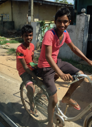 Negombo - Sri Lanka: fietsende jongens