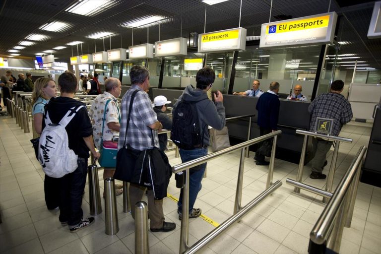 rijen Schiphol KLM marechaussee