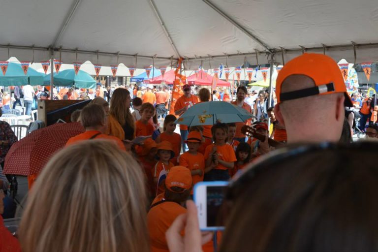 Het oranje-gekleurde centrale plein in het centrum tijdens Bevrijdingsdag.