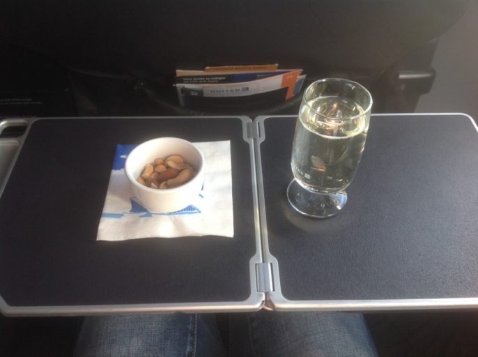 United Airlines Business Class 737-900, United champagne, champagne on a plane, champagne met nootjes