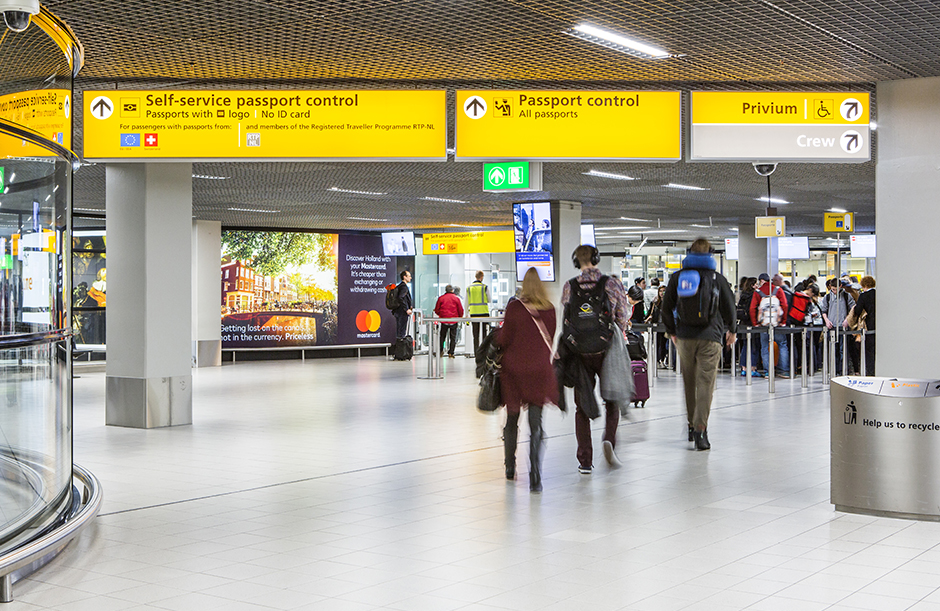 Self-service passport controle op Schiphol (Bron: Schiphol)