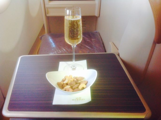 Etihad, nootjes, champagne, service