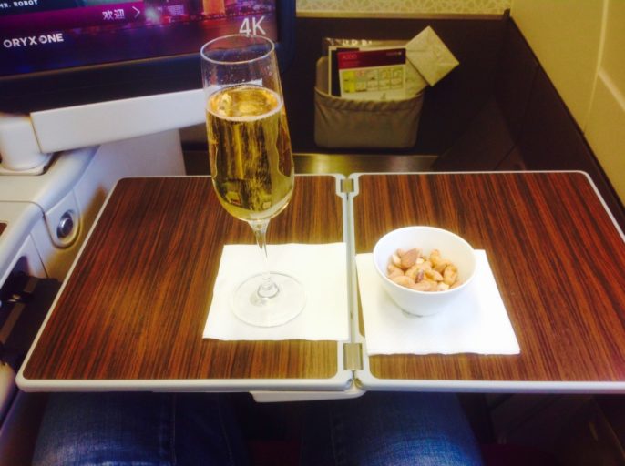 champagne, nootjes, qatar airways