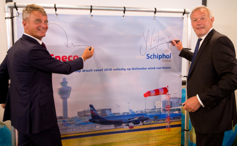 Jos Nijhuis ondertekent overeenkomst met Eneco (Bron: Schiphol)