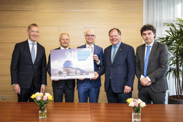 De ondertekening van de samenwerking (Bron: KLM)