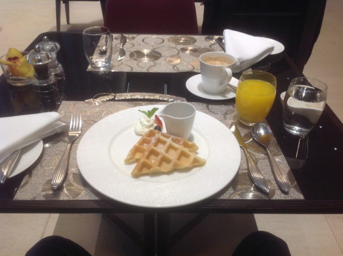 al safwa, lounge, qatar airways, ontbijt, wafel