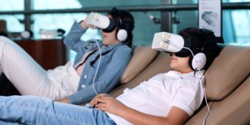 Emirates start proef met headsets voor ultieme bioscoopervaring in lounges