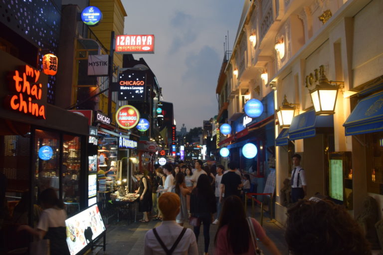 Gezellige straatjes in uitgaansgebied Itaewon, Seoul