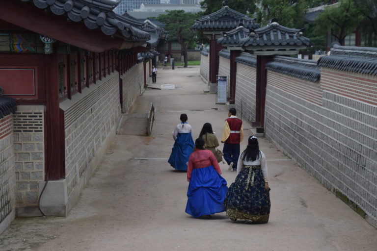 Bezoeker van het National Folk Museum of Korea in traditionele kleding, Seoul