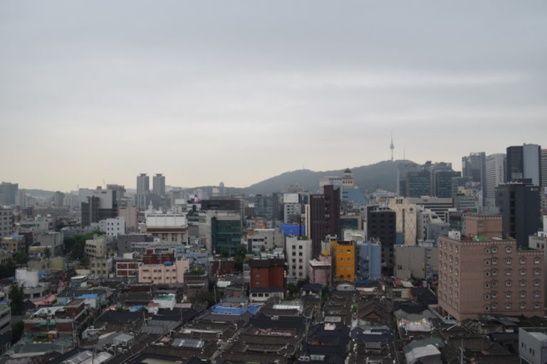 De wijk Insadong met op de achtegrond de N Seoul Tower, Seoul