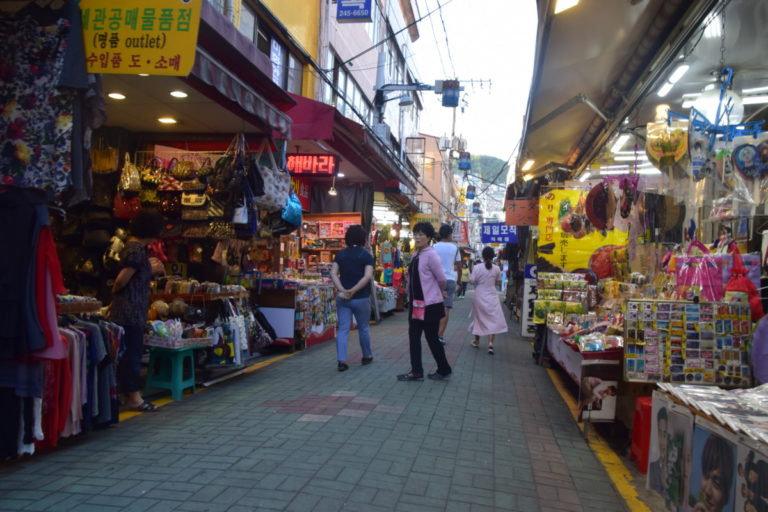 Rondstruinen op Gukje Market voor Koreaanse Souvenirs