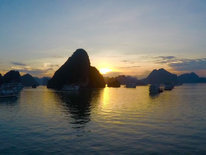 zonsondergang, ha long bay, vietnam