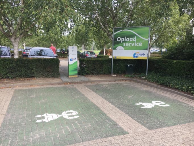 Elektrisch opladen op de parkeerplaats