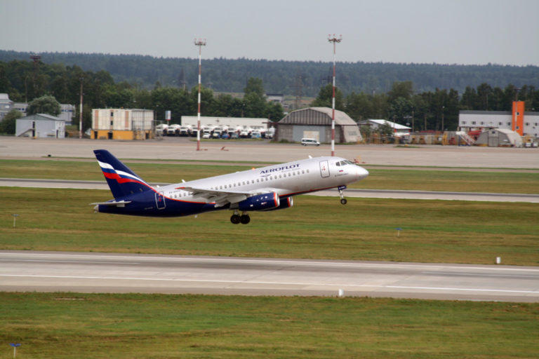 Superjet 100 in Aeroflot livery stijgt op (Bron: United Aircraft Corporation)