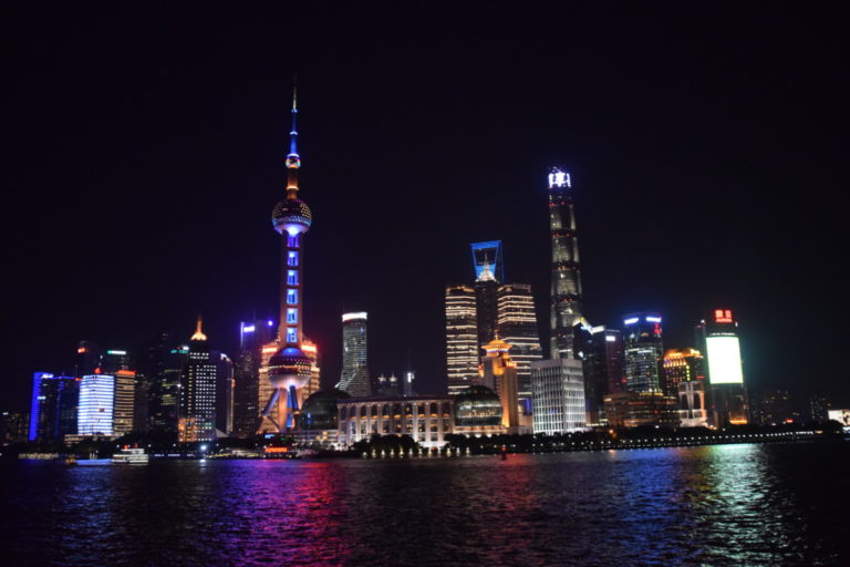 De Skyline van Pudong in de avond, als de lichten nog branden