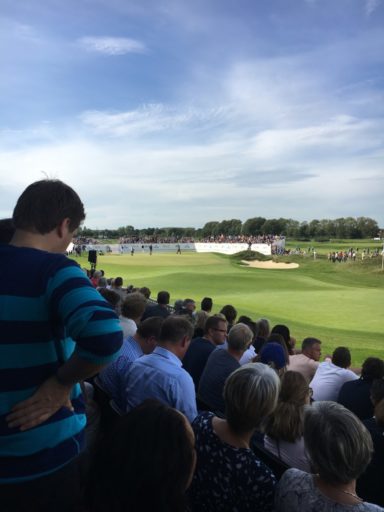 Uitzicht vanaf de tribune van de KLM Flying Blue Lounge op The Dutch in Spijk tijdens de 99ste editie van het KLM Open