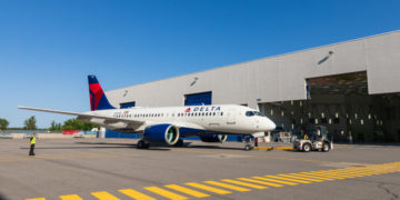 Het gloednieuwe A220 toestel komt uit de hangar (Foto: Delta)