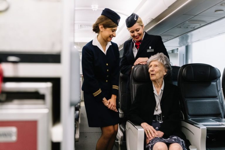 Peggy Thorne (midden), werkzaam op de eerste vlucht, haalt herinneringen op met 'collega's' (Foto: British Airways).