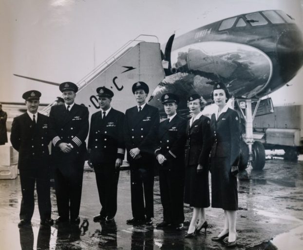 Historische foto van het Comet toestel met crew dat de eerste jet engine vlucht naar New York uitvoerde (Foto: British Airways)