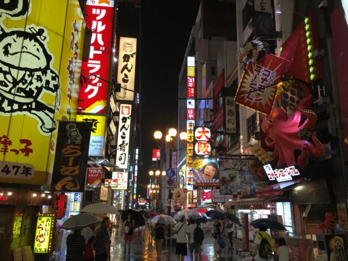 De wijk Dotonbori komt in de avond pas echt tot leven