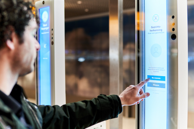 De self service apparatuur is voorzien van een touchscreen (Bron: Schiphol)