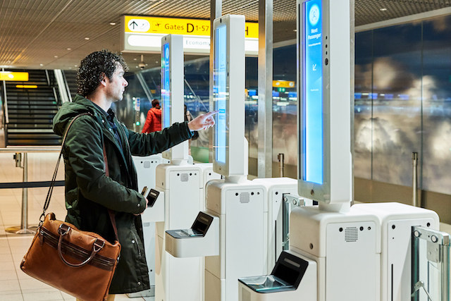 De self service apparatuur werkt vergelijkbaar als de automatische paspoortcontrole (Bron: Schiphol)