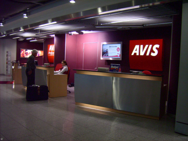 Avis autoverhuur balie op Düsseldorf Airport