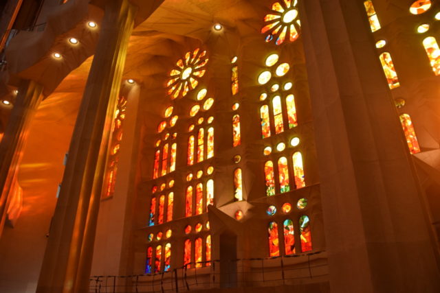 Het zonlicht schijnt door de glas-in-lood ramen van de kerk