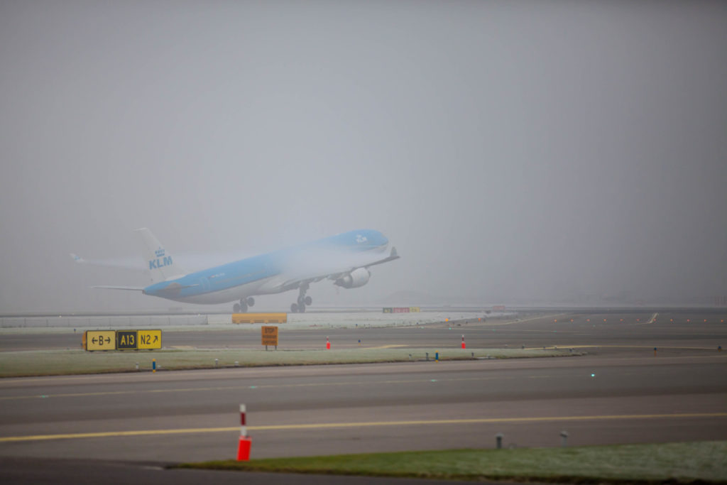 Airbus A330 van KLM in de mist (Bron: Schiphol)