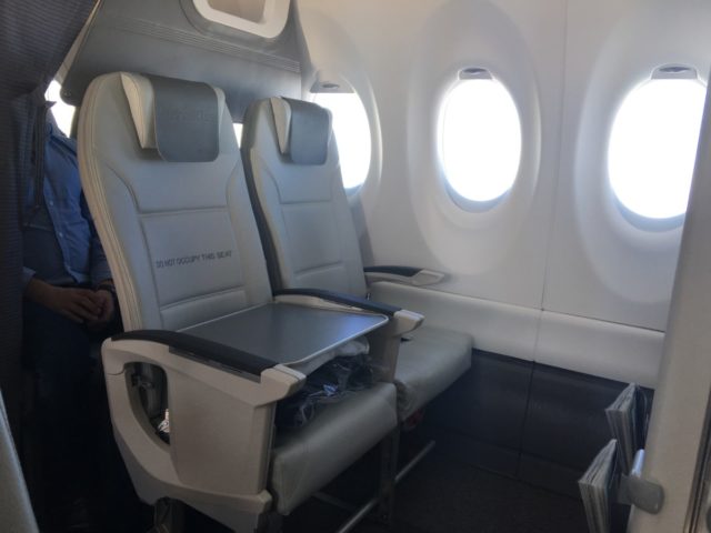 Review: Business Class AirBaltic Airbus A220-300 (CS300) Parijs-Riga