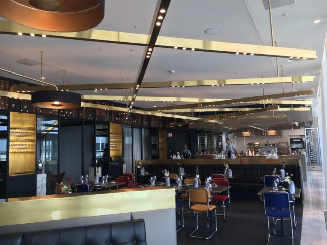 Het recentelijk geopende Restaurant Blue in de KLM Crown Lounge