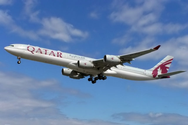 Airbus A340 van Qatar Airways (Registratie: A7-AGA) (Bron: WikiMedia Commons)