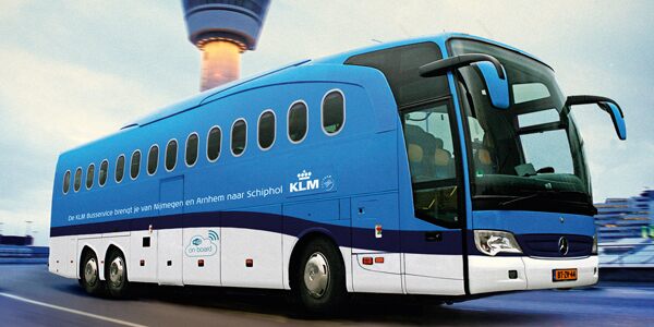 De KLM bus is gemakkelijk te herkennen