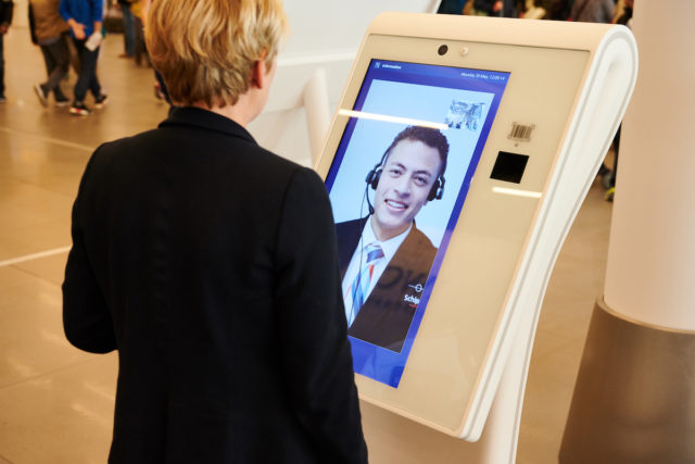 Met de nieuwe service zuilen op Schiphol kun je ook videobellen (Bron: Schiphol) 