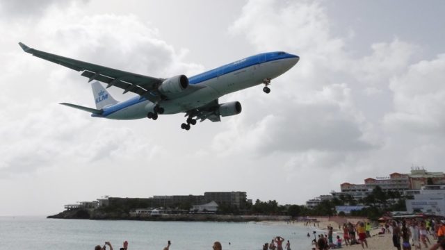 Een Airbus A330 van KLM nadert de luchthaven van Sint Maarten (Bron: Flickr / Neuwieser)