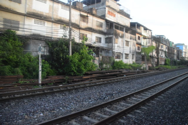 Bestemmingstips: Met de trein van Bangkok richting Cambodja en lopend over de grens