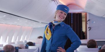 KLM organiseerde recentelijk een modeshow met historische crew kleding (Bron: KLM)