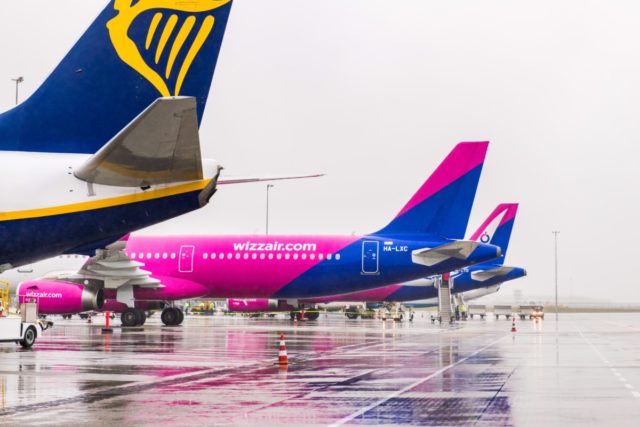 Een toestel van Ryanair en twee toestellen van Wizz Air op Eindhoven Airport (Bron: Eindhoven Airport)