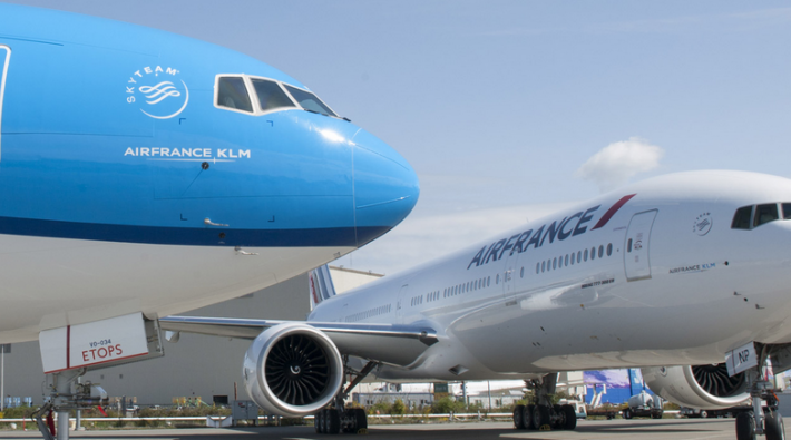 Air France en KLM toestellen naast elkaar